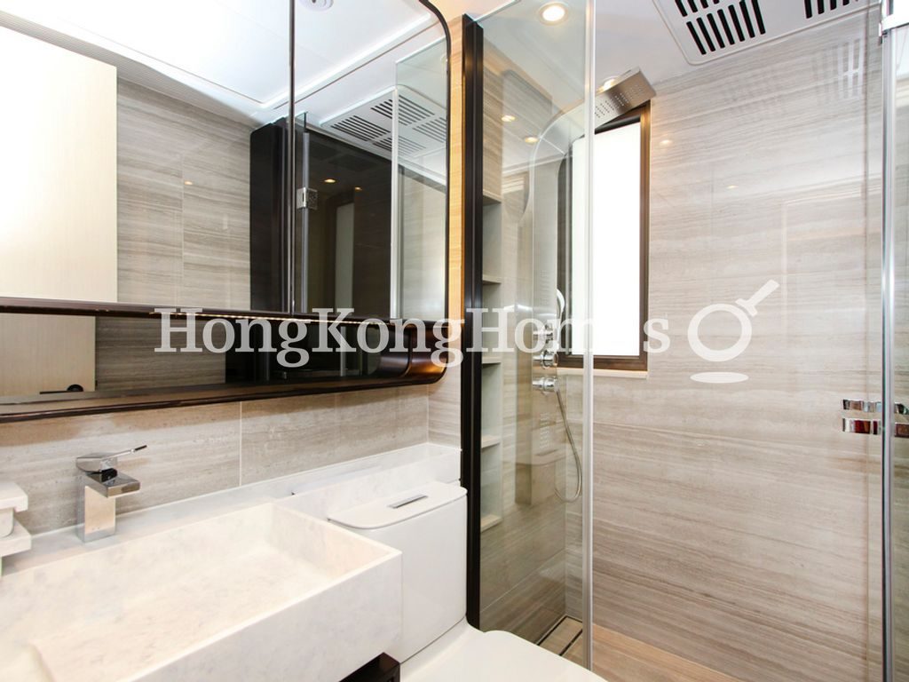 Guest Bathroom — TownPlace SOHO, Mid-levels West