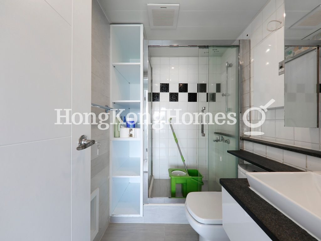 Second Guest Bathroom — Pacific Palisades - Block 06, North Point Hill