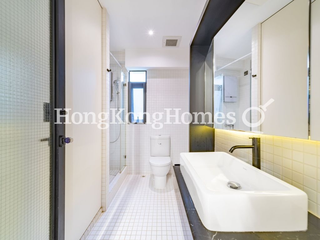 Guest Bathroom — Sea Breeze Court, North Point