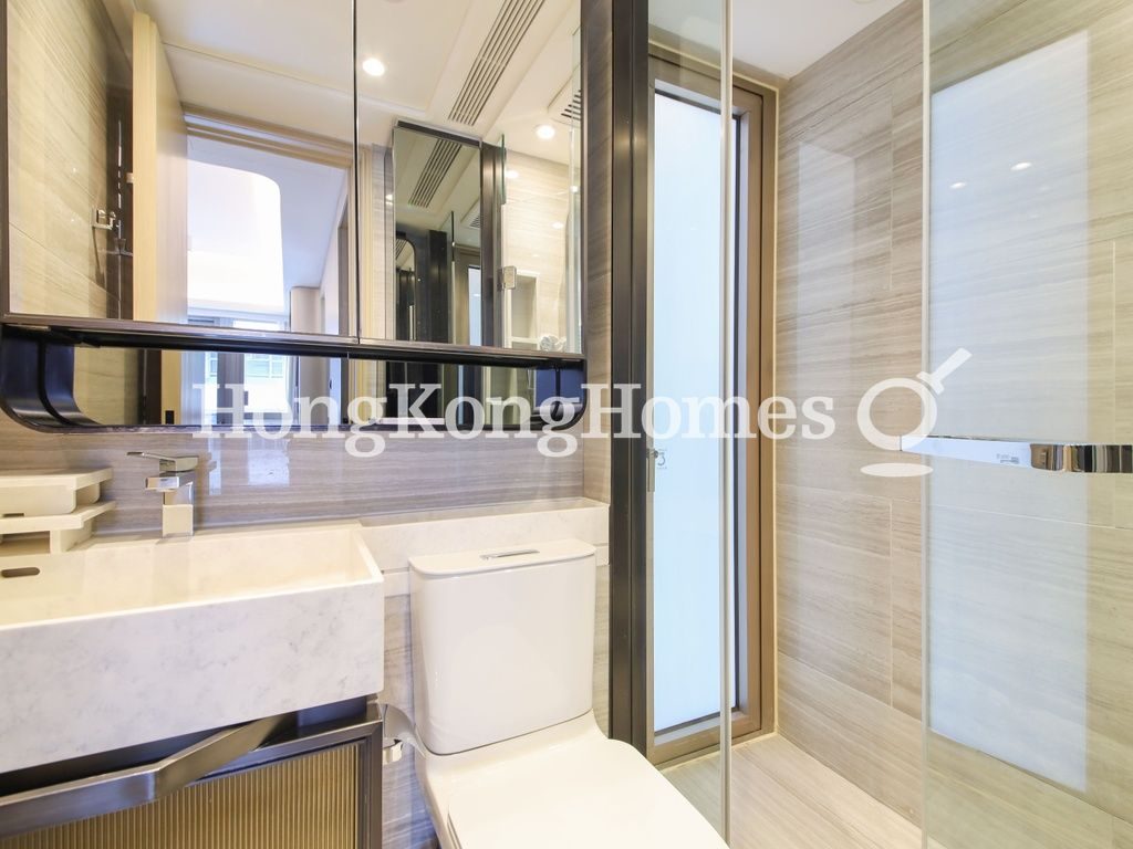 Guest Bathroom — TownPlace SOHO, Mid-levels West