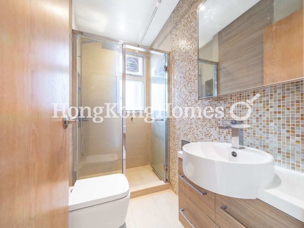 Guest Bathroom — Royal Forest - Block 01, Shatin