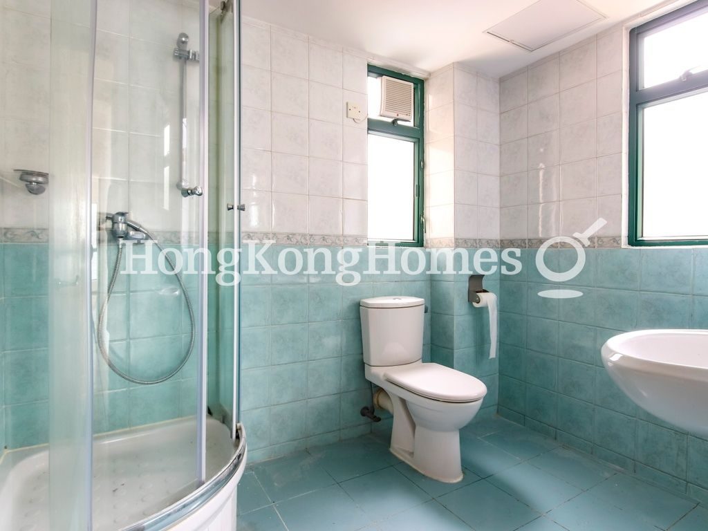 Guest Bathroom — Stanley Beach Villa (STIL49), Stanley