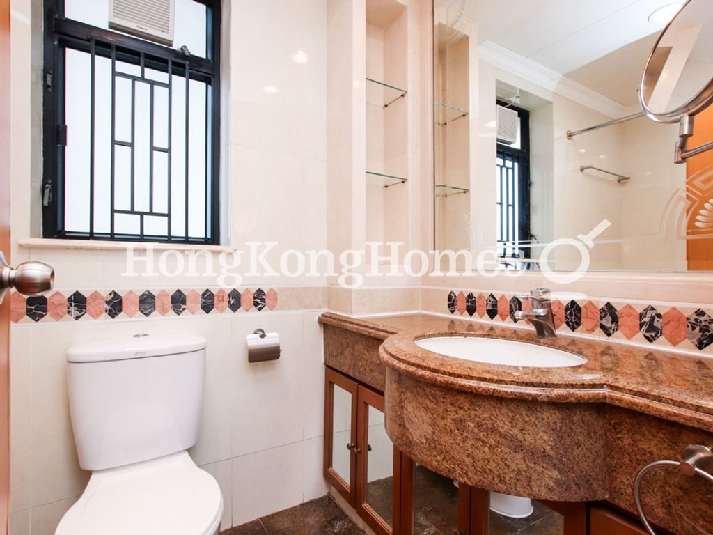 Guest Bathroom — Le Sommet - Block 02, North Point Hill