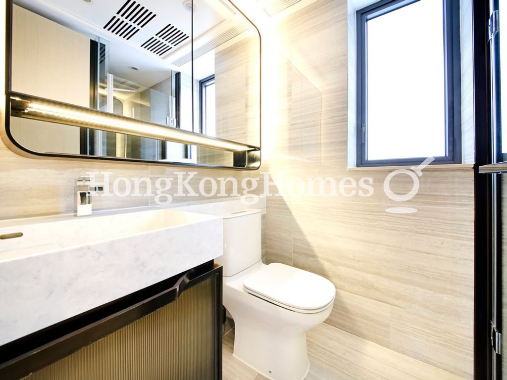 Guest Bathroom — TownPlace SOHO, Mid-levels West