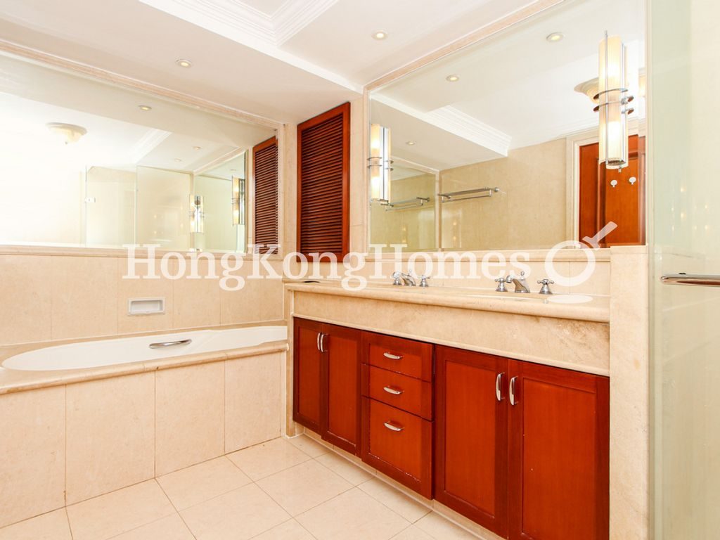 Guest Bathroom — The Repulse Bay - Taggart, Repulse Bay