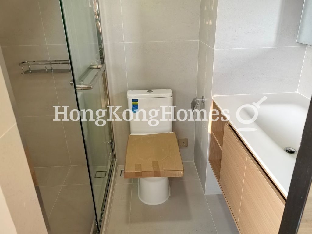 Master Bathroom — Bisney Terrace, Pokfulam