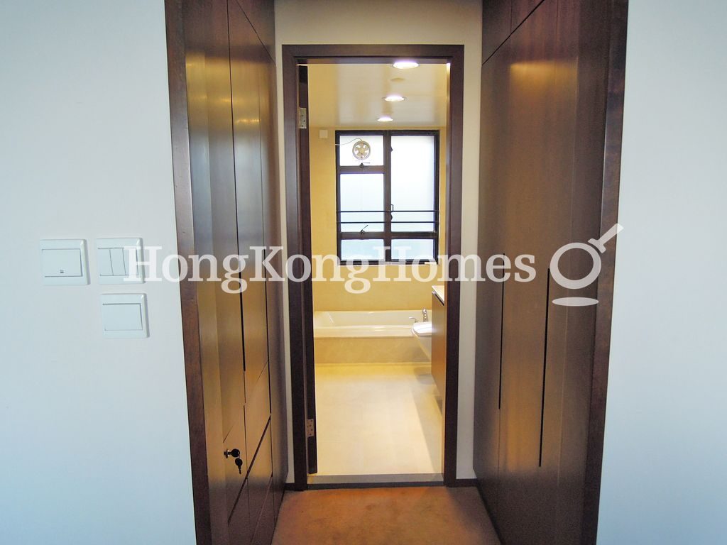 Built-in Wardrobe in Master Bedroom — Pacific View - Block 01, Tai Tam