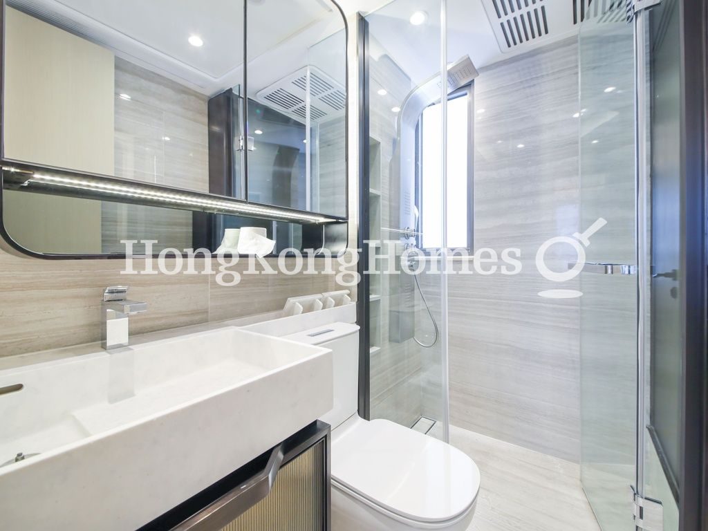Guest Bathroom — TownPlace SOHO, Mid-levels West