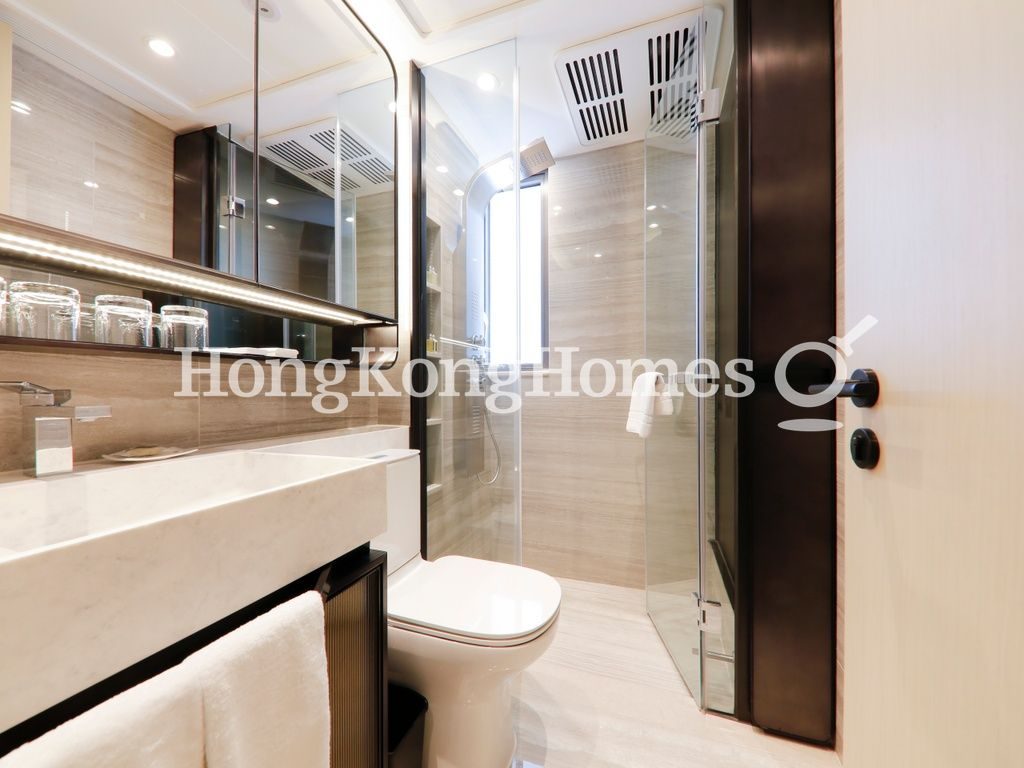 Guest Bathroom — TownPlace SOHO, Mid-levels West