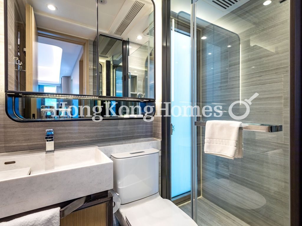 Guest Bathroom — TownPlace SOHO, Mid-levels West