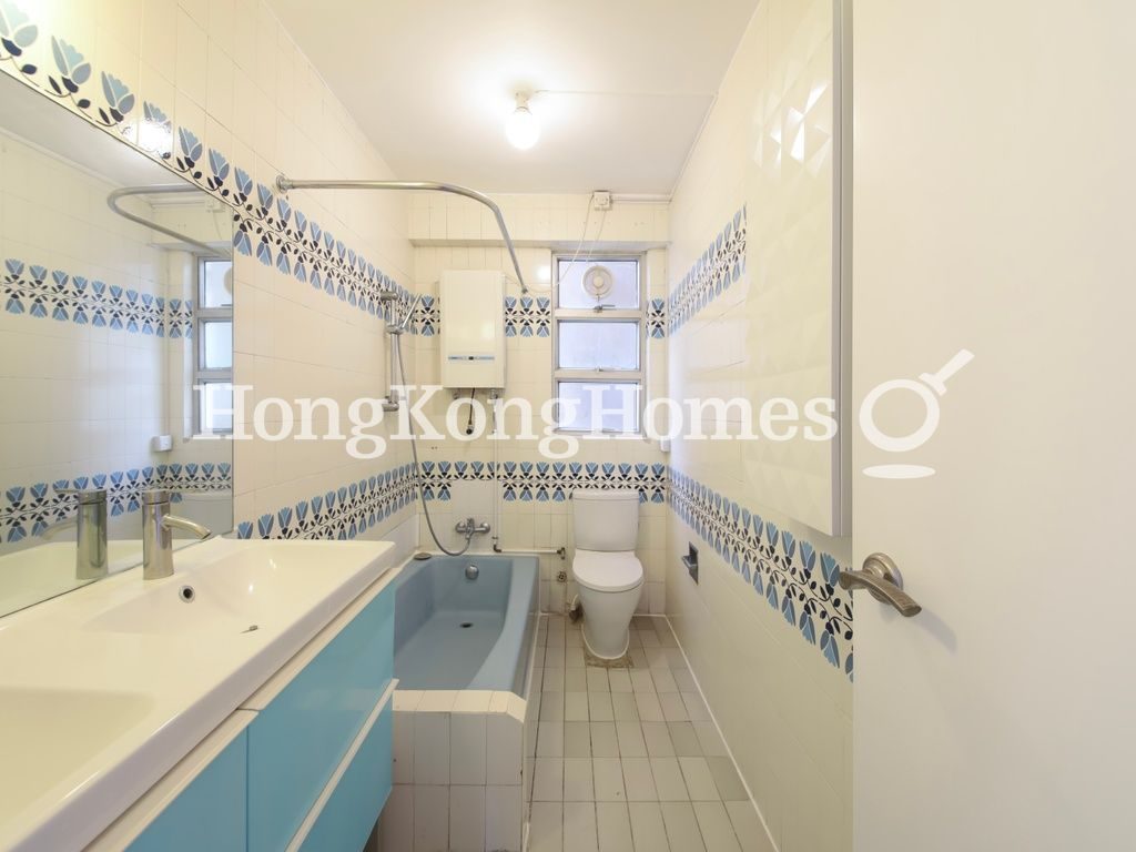 Guest Bathroom — Baguio Villa - Block 22, Pokfulam