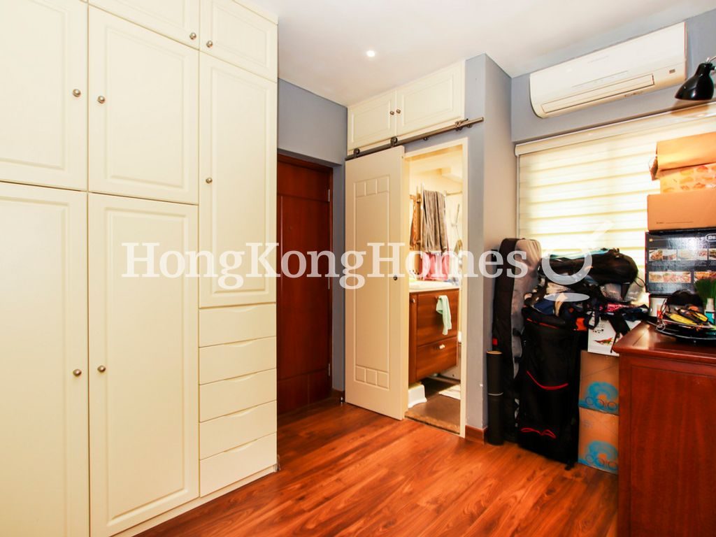 Dressing Area off the Entrance — Wai Cheong Building, Wan Chai