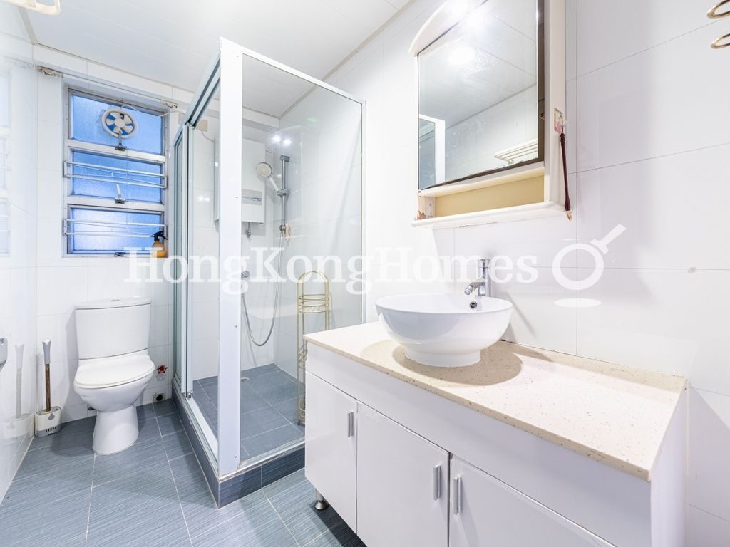Guest Bathroom — Baguio Villa - Block 23, Pokfulam