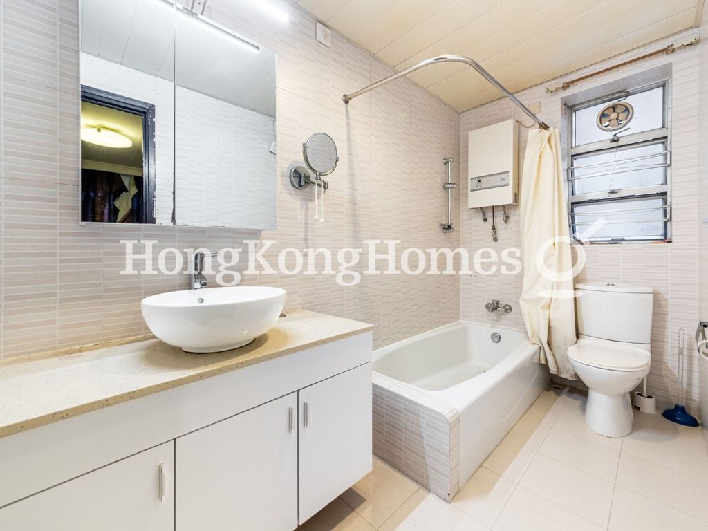 Master Bathroom — Baguio Villa - Block 23, Pokfulam