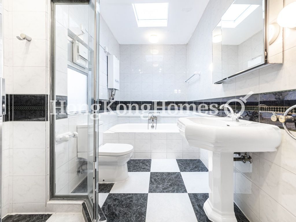 Master Bathroom — Las Pinadas, Clear Water Bay