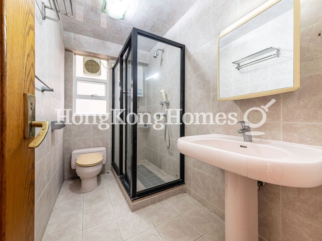 Guest Bathroom — Baguio Villa - Block 22, Pokfulam