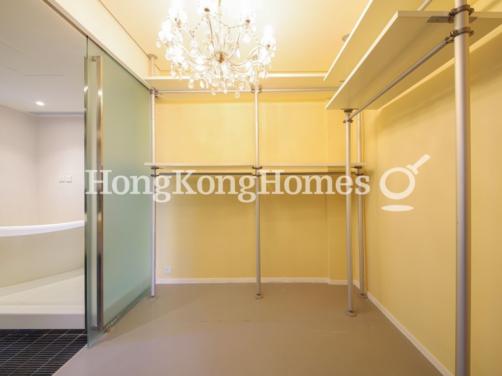 Walk-in Closet in Master Bedroom — Best View Court, Mid-levels Central