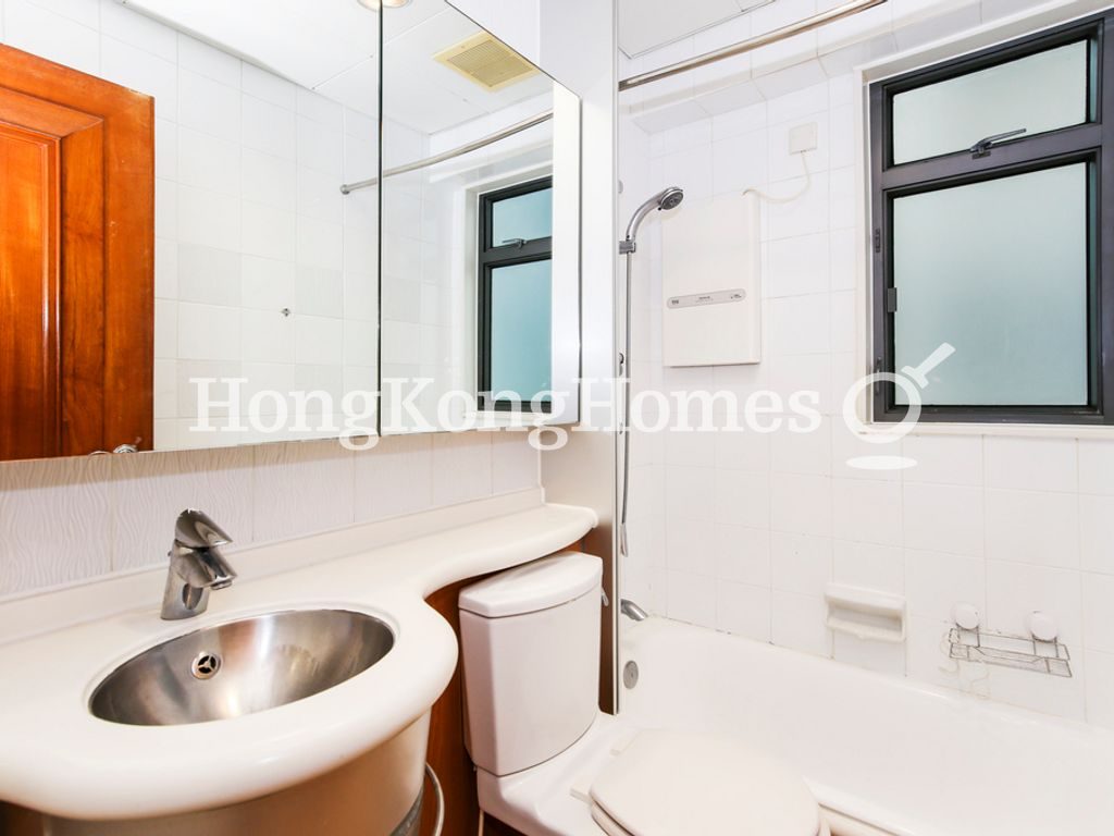 Guest Bathroom — Palatial Crest, Mid-levels West