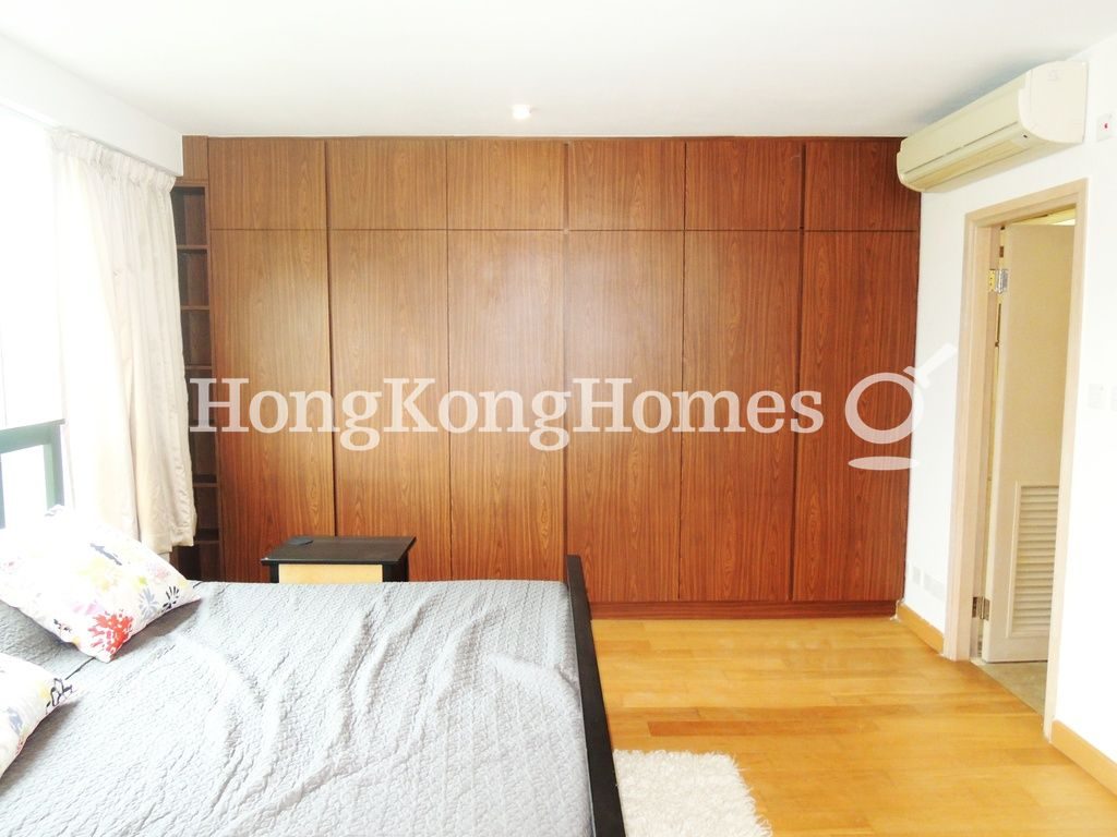 Built-in Wardrobe in Master Bedroom — Royal Bay, Sai Kung
