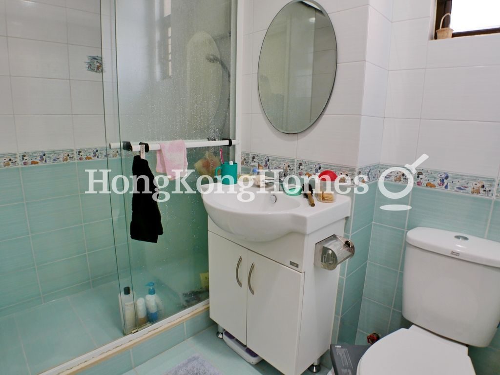 Guest Bathroom — Golden Fair Mansion, Mid-levels East