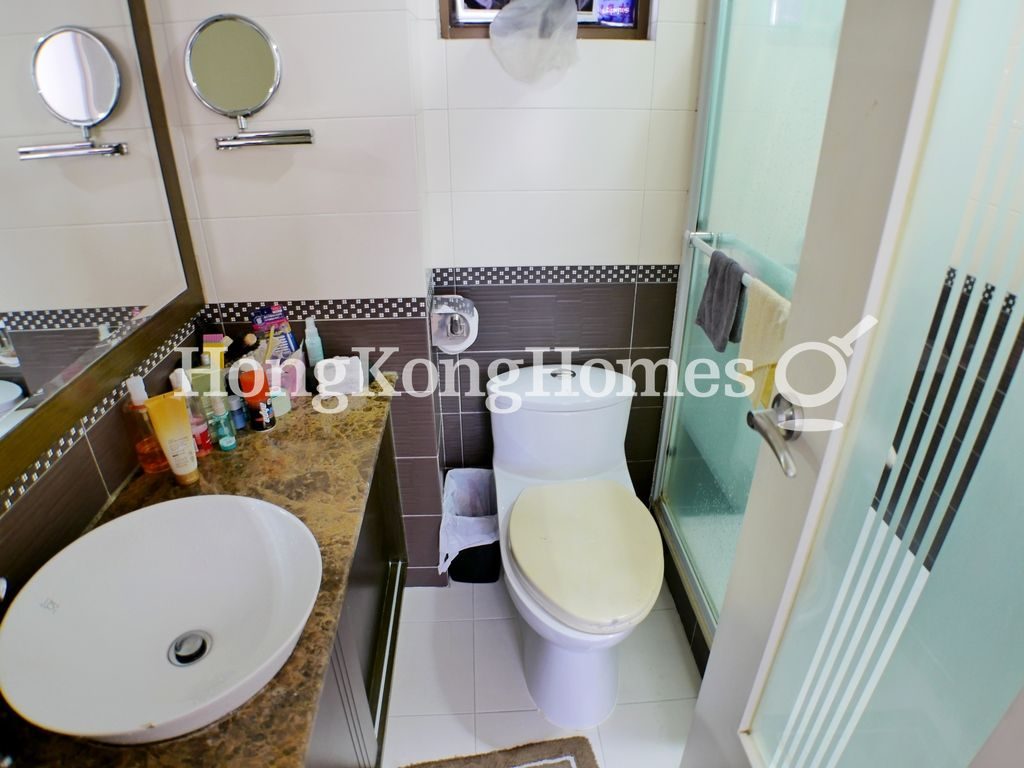 Master Bathroom — Golden Fair Mansion, Mid-levels East