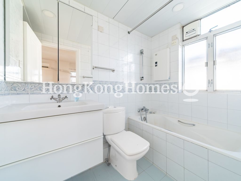 Master Bathroom — Seaview Mansions, Mid-levels Central