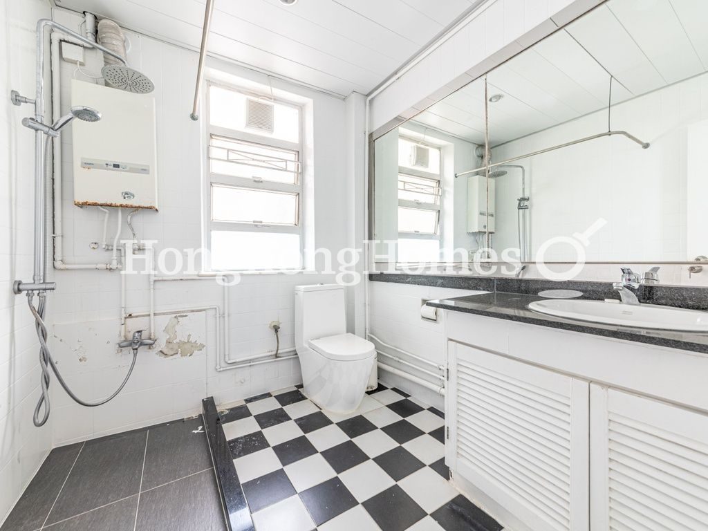 Guest Bathroom — Four Winds, Pokfulam