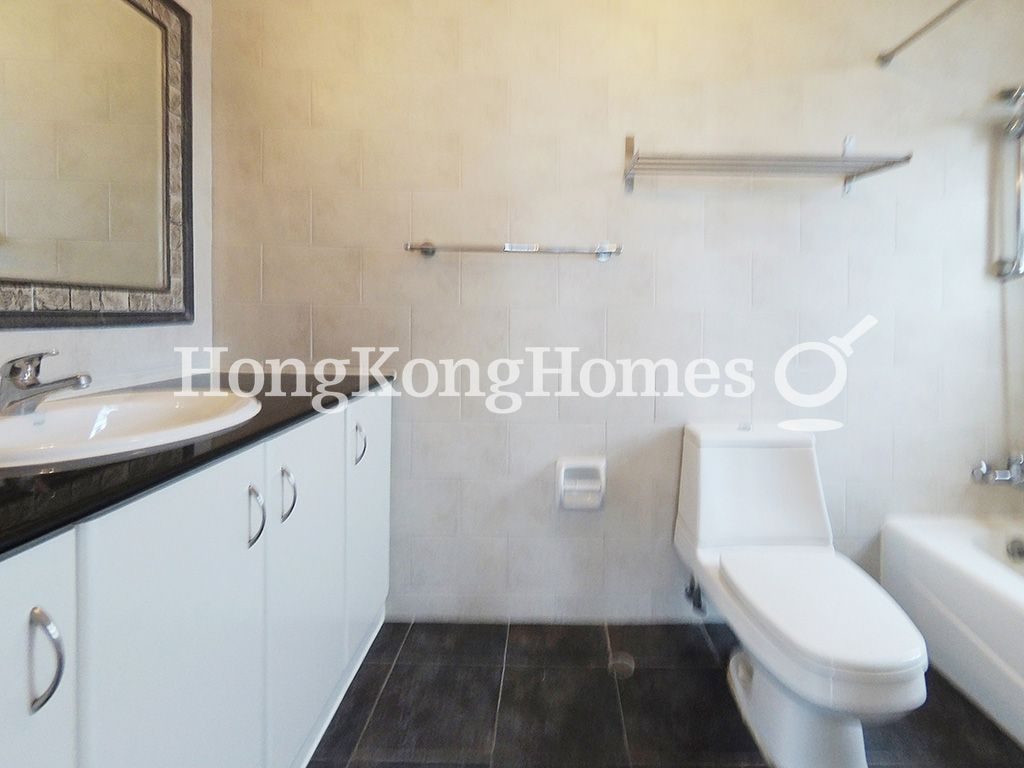 Master Bathroom — Baguio Villa - Block 27, Pokfulam