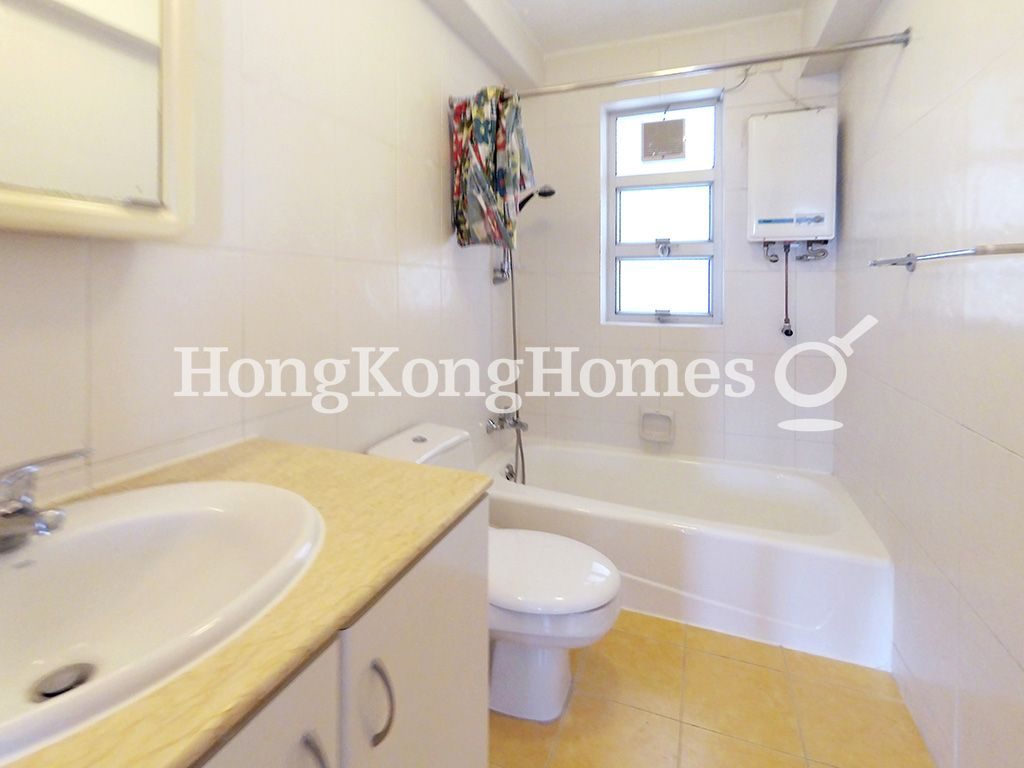 Guest Bathroom — Baguio Villa - Block 27, Pokfulam