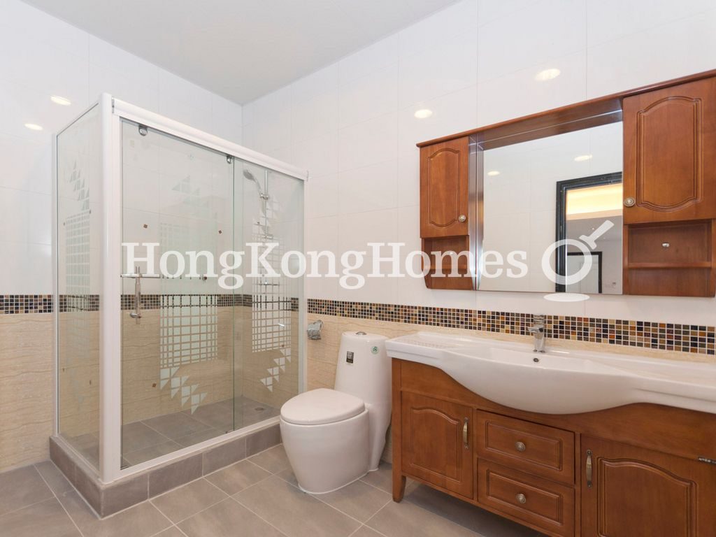 Guest Bathroom — Grand Chateau (Lot 1727, DD221), Sai Kung
