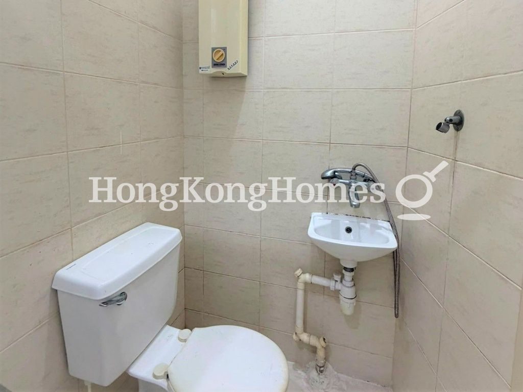 Maid's Washroom — Parc Palais - Blk 03, Ho Man Tin / Waterloo Road