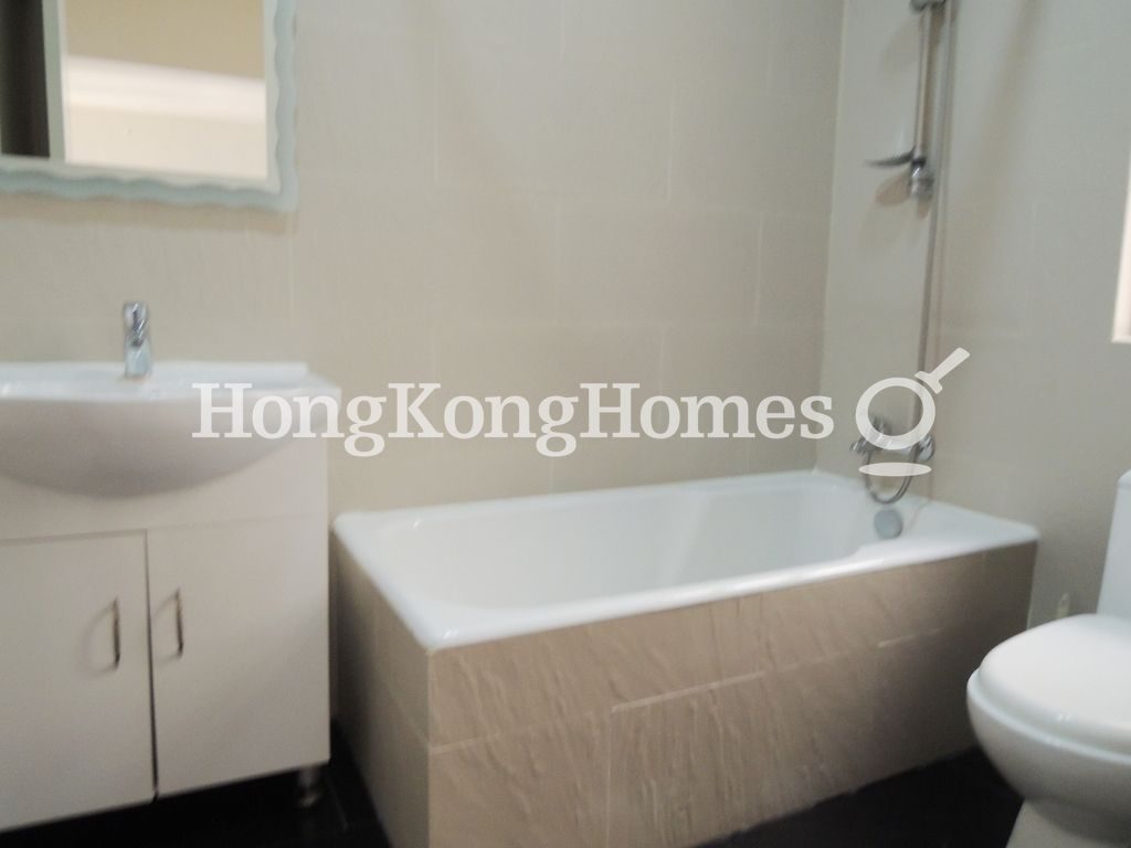 Master Bathroom — Realty Gardens - Vienna Court, Mid-levels West