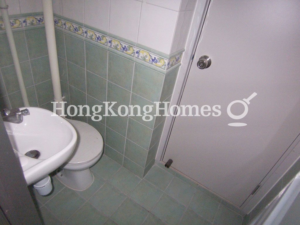 Maid's Washroom — Residence Bel-air - Phase 04, Peak Tower 07, Pokfulam
