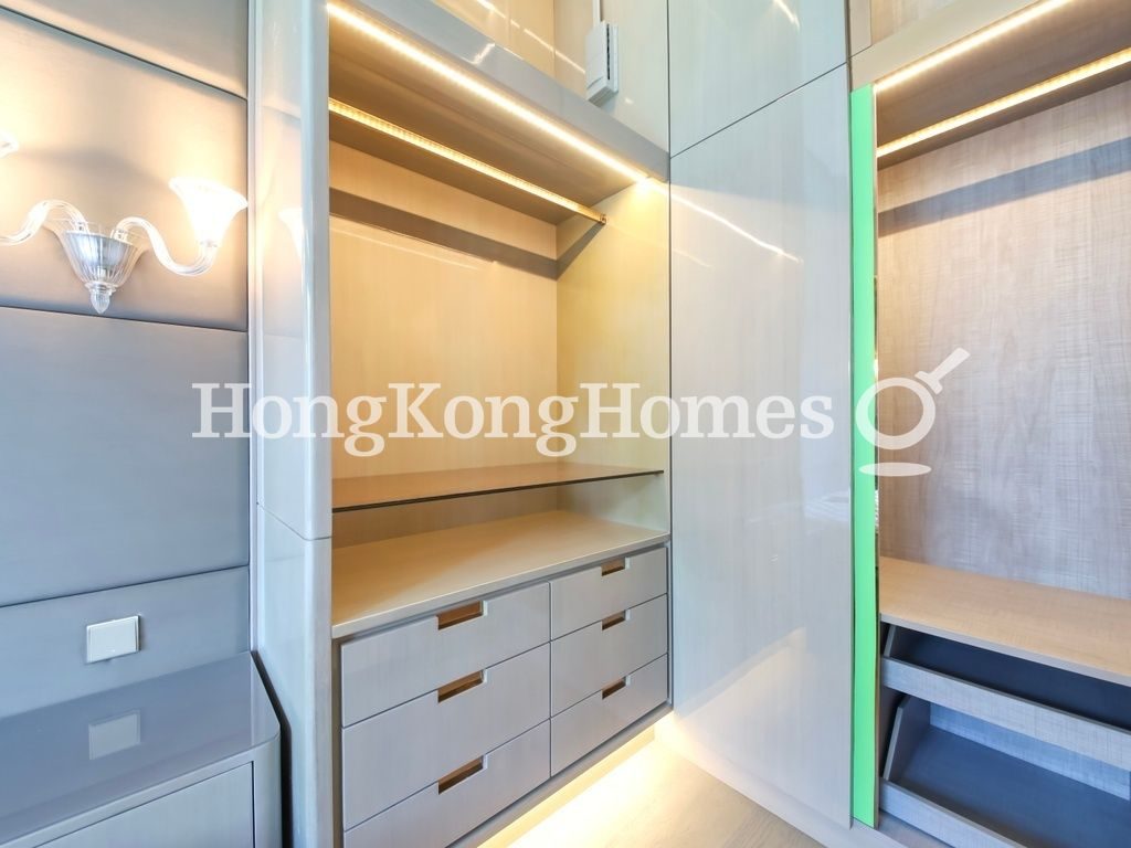 Walk-in Closet in Master Bedroom — The Avenue - Phase 2 - Tower 1, Wan Chai