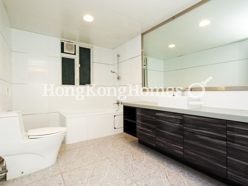 Guest Bathroom — Villa Cecil - Phase II Block 2, Pokfulam