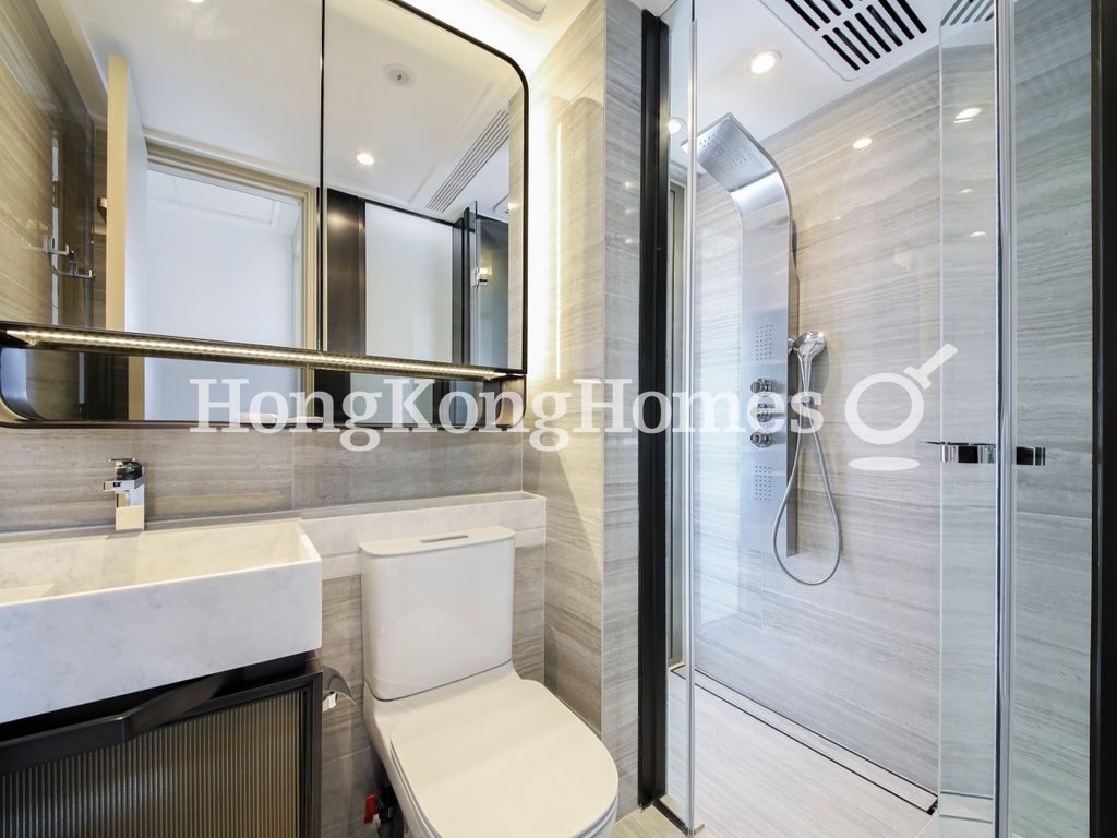 Guest Bathroom — TownPlace SOHO, Mid-levels West