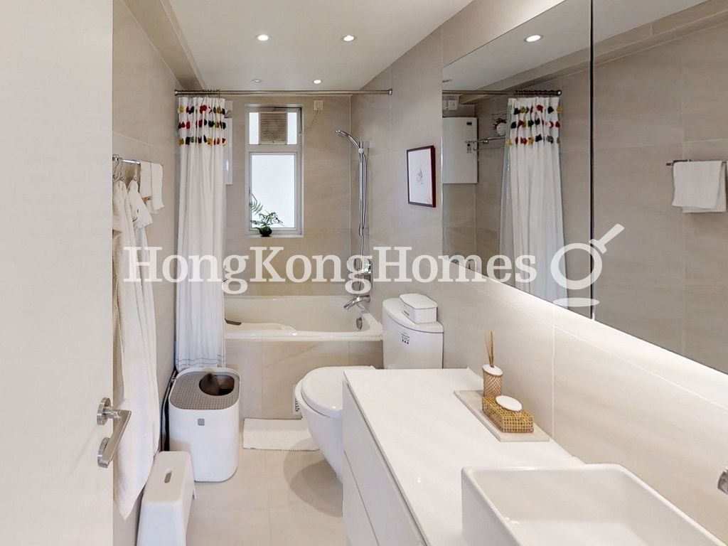 Guest Bathroom — Baguio Villa - Block 27, Pokfulam