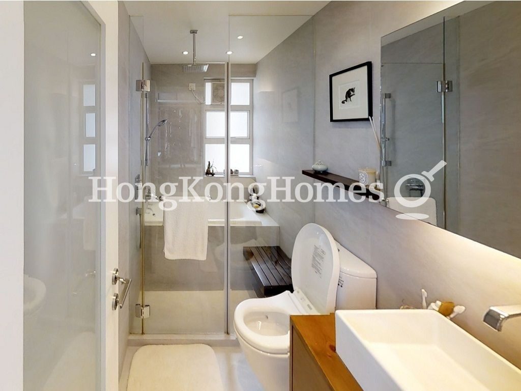 Master Bathroom — Baguio Villa - Block 27, Pokfulam