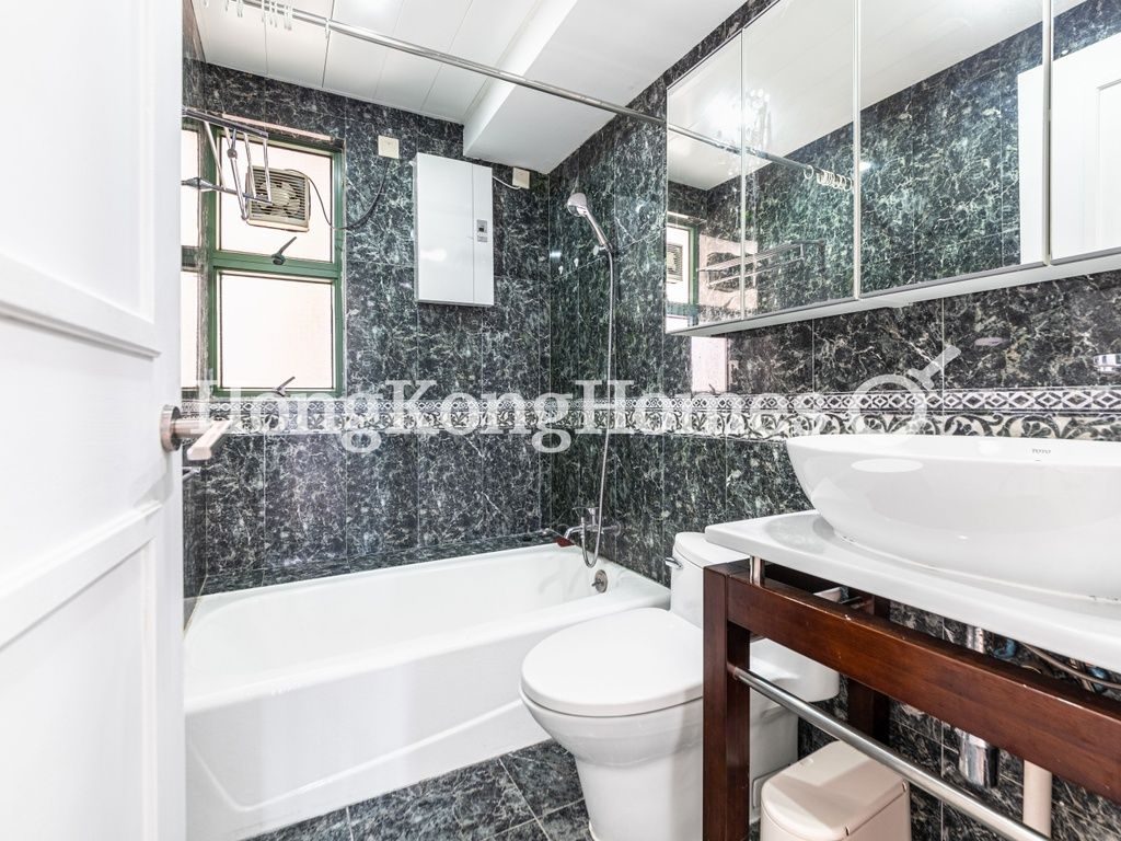 Guest Bathroom — Robinson Place - Block 01, Mid-levels West