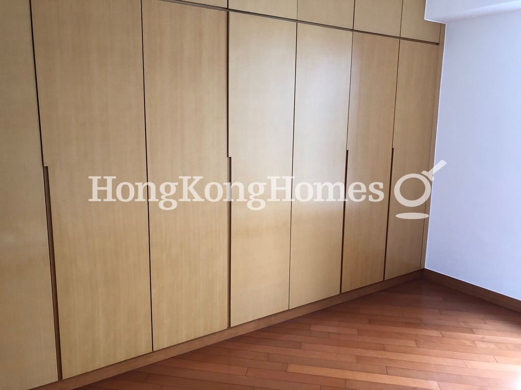 Built-in Wardrobe in Master Bedroom — Residence Bel-Air - Phase 06 - Bel-Air No. 8, Tower 3, Pokfulam