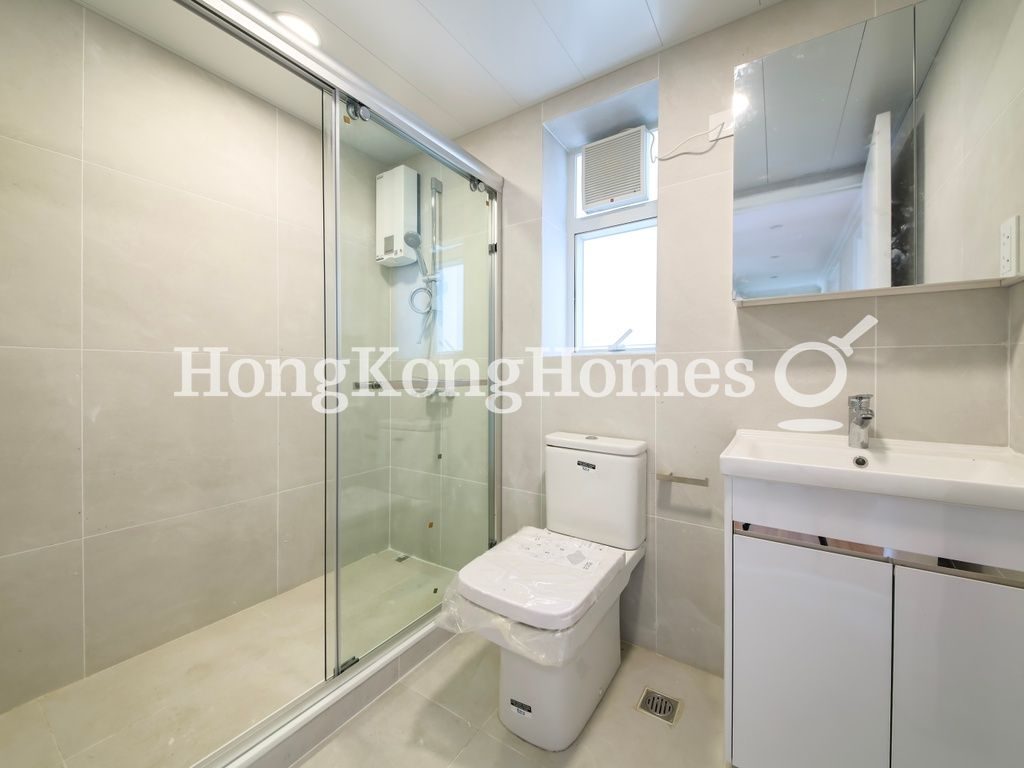 Guest Bathroom — Braemar Hill Mansion - Block 04, North Point Hill