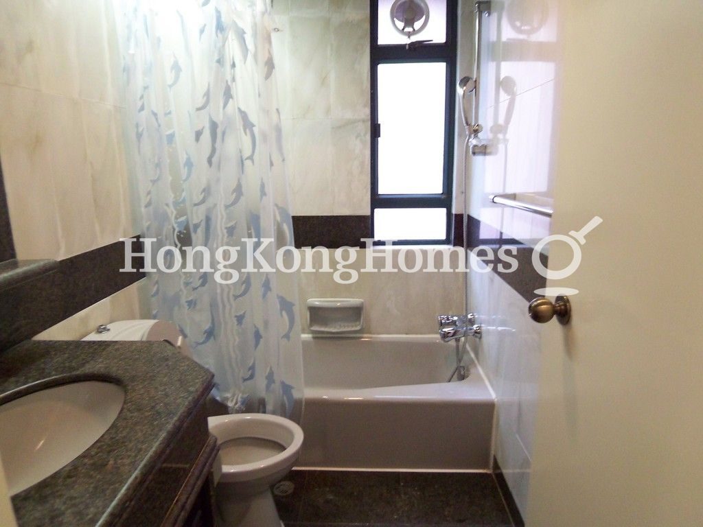 Guest Bathroom — Hillsborough Court - Block 01, Mid-levels Central