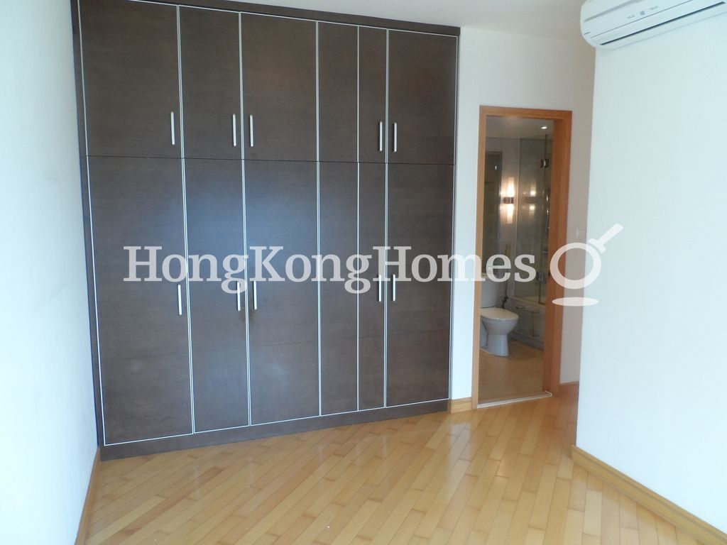 Built-in Wardrobe in Master Bedroom — Residence Bel-air - Phase 02, South Tower 01, Pokfulam