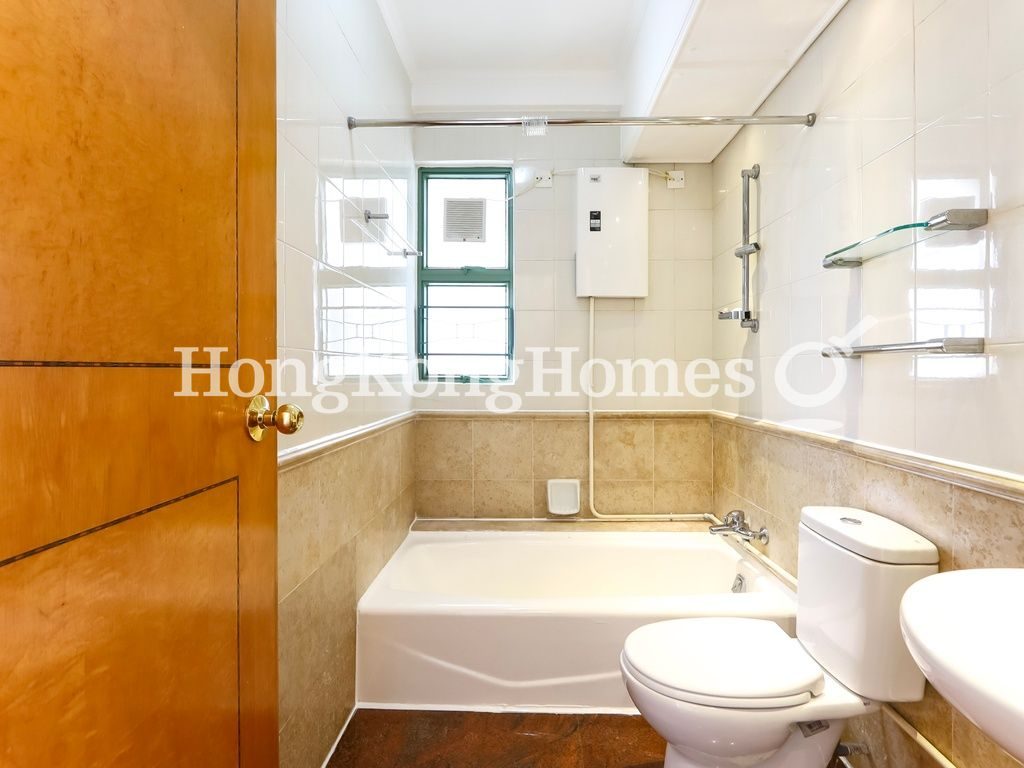 Guest Bathroom — Robinson Place - Block 02, Mid-levels West