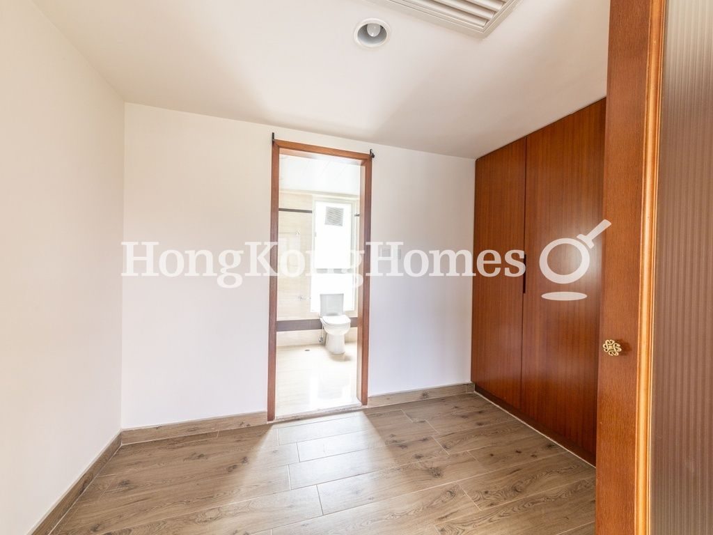 Walk-in Closet in Master Bedroom — The Redhill Peninsula - Block 05, Tai Tam
