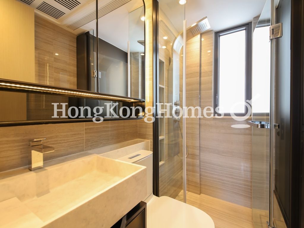 Guest Bathroom — TownPlace SOHO, Mid-levels West