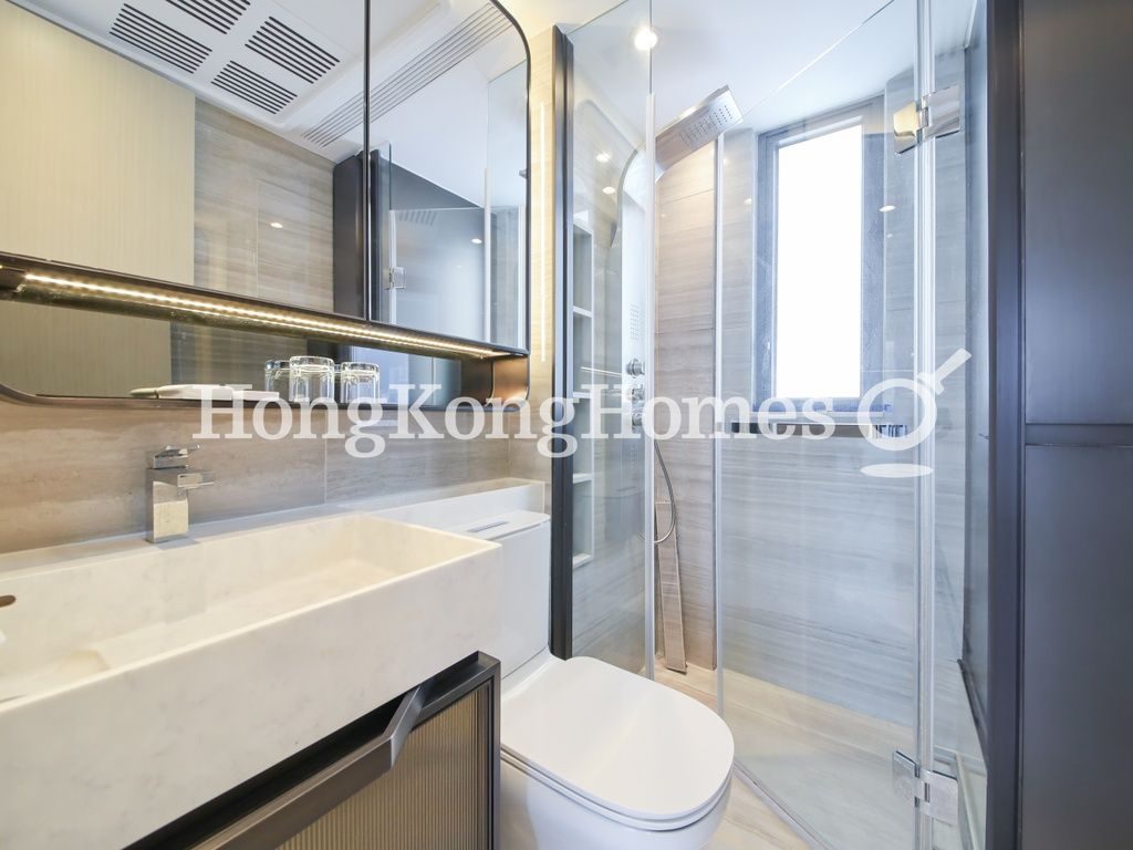Guest Bathroom — TownPlace SOHO, Mid-levels West