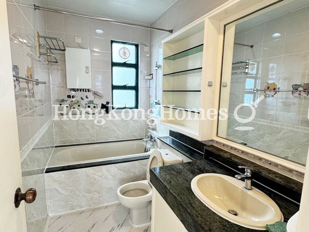 Guest Bathroom — Carnation Court, Tai Hang