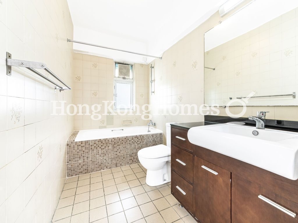 Master Bathroom — Vista Mount Davis, Pokfulam