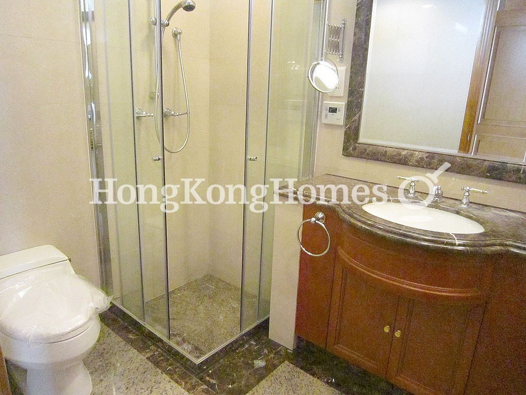 Master Bathroom — Chelsea Court, The Peak